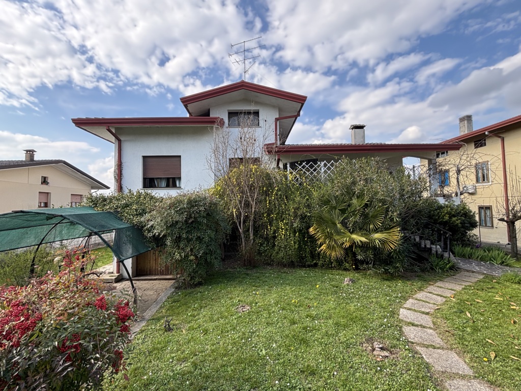 Villa indipendente con giardino privato e spazi generosi – Fiume Veneto a Fiume Veneto 2