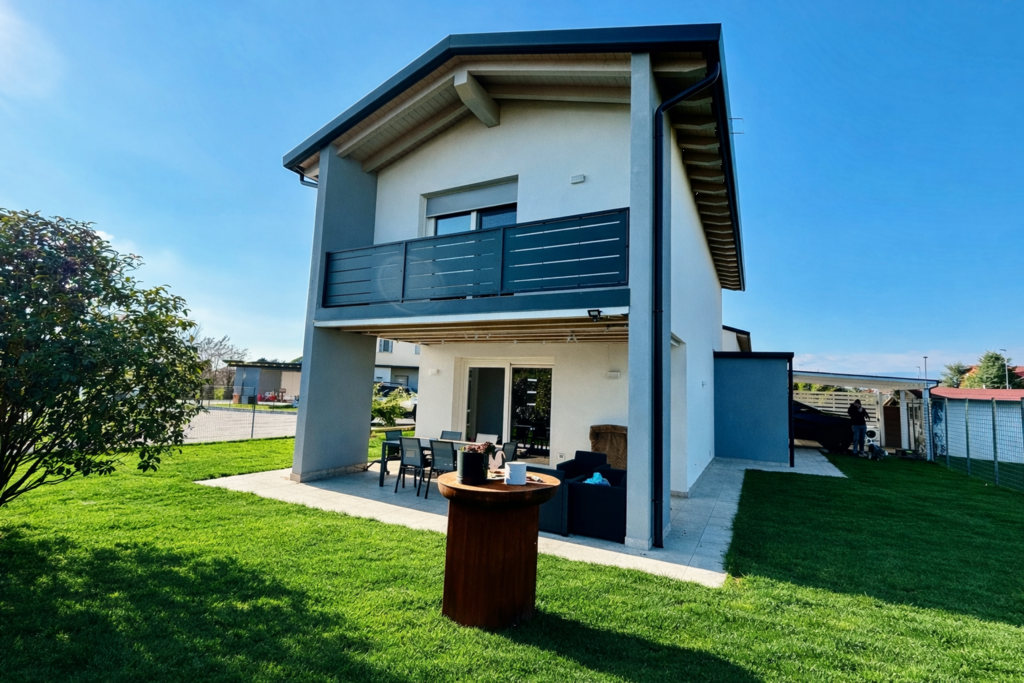 RECENTE BIFAMILIARE SEPARATA DAI POSTI AUTO a Azzano Decimo 1