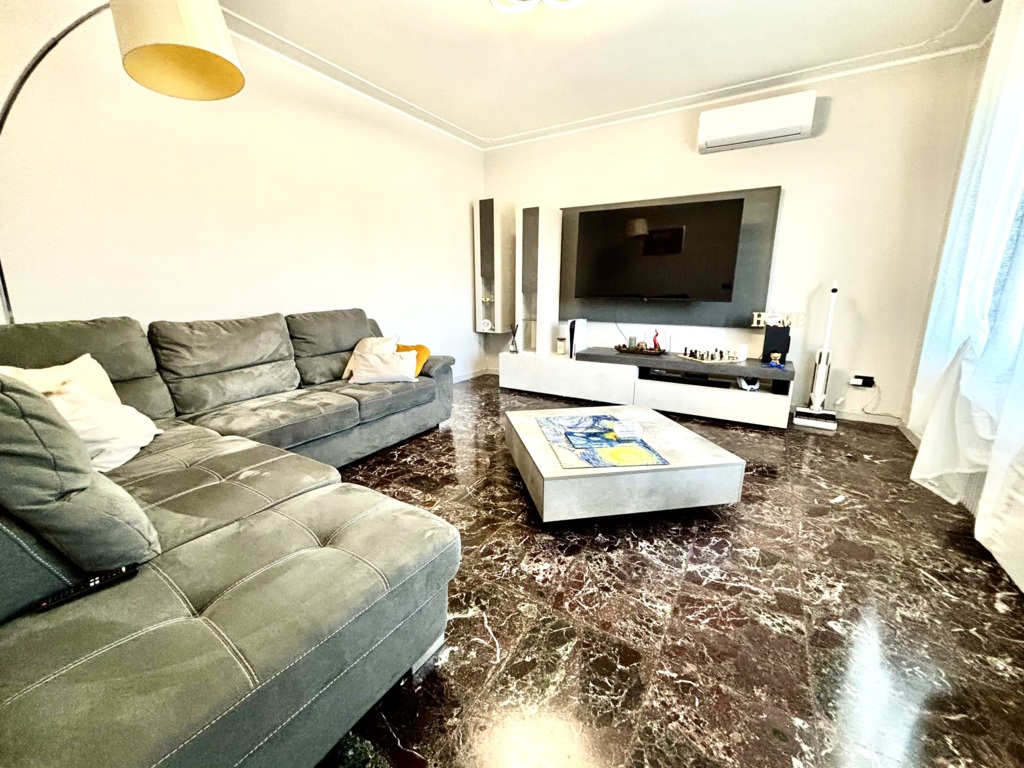 Porzione di bifamiliare di ampie dimensioni con scoperto e accessori a Azzano Decimo 2