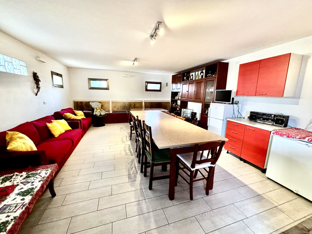 Porzione di bifamiliare di ampie dimensioni con scoperto e accessori a Azzano Decimo 31