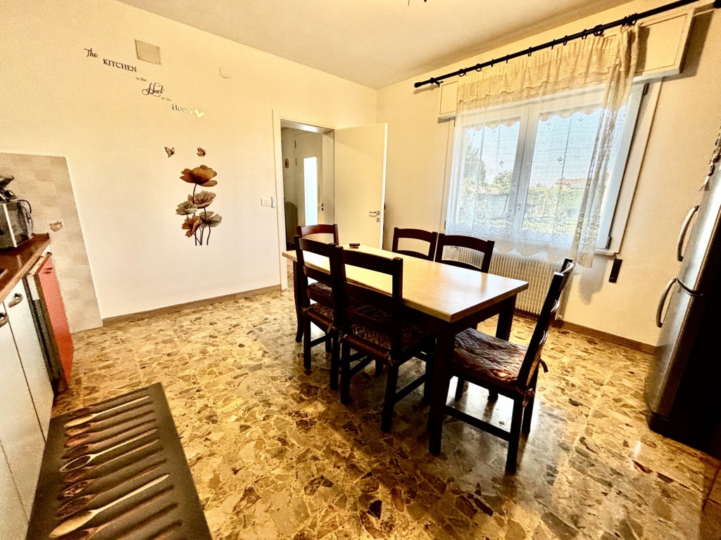 Porzione di bifamiliare di ampie dimensioni con scoperto e accessori a Azzano Decimo 8