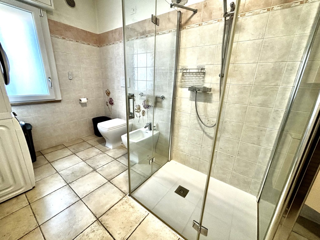 Porzione di bifamiliare di ampie dimensioni con scoperto e accessori a Azzano Decimo 24