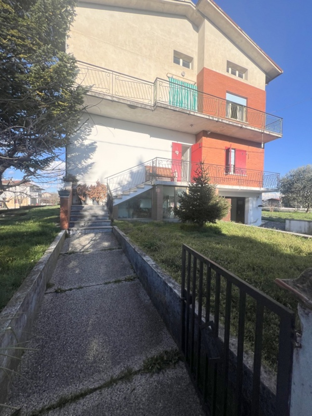 Ampio appartamento tricamere con accessori a Casarsa della Delizia 2