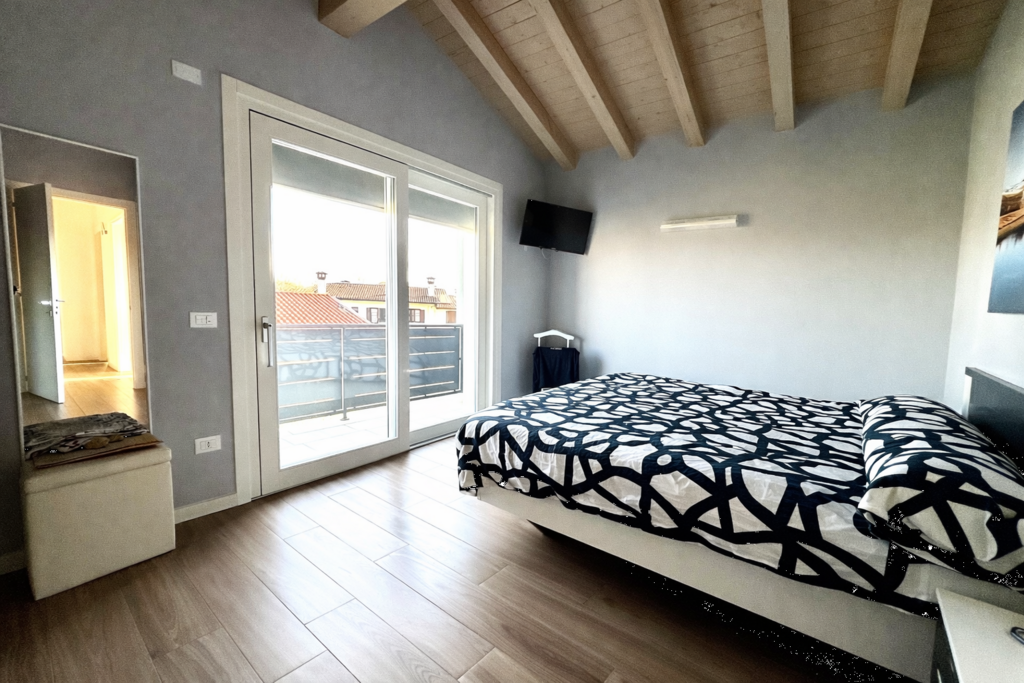 RECENTE BIFAMILIARE SEPARATA DAI POSTI AUTO a Azzano Decimo 15