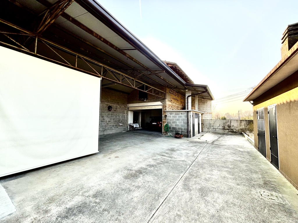 Porzione di bifamiliare di ampie dimensioni con scoperto e accessori a Azzano Decimo 35