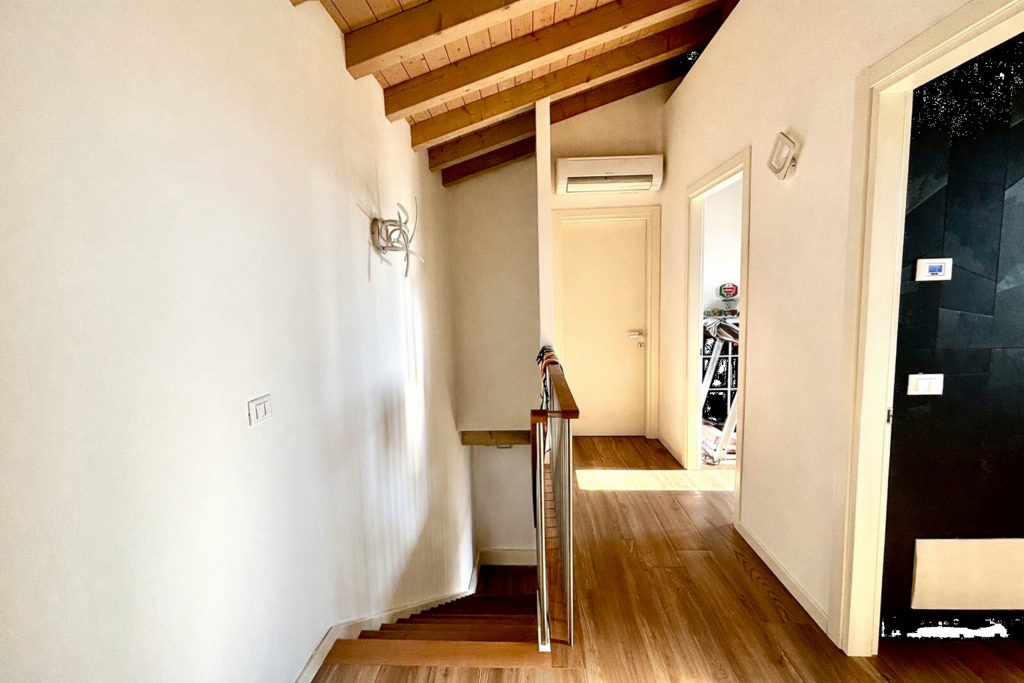 RECENTE BIFAMILIARE SEPARATA DAI POSTI AUTO a Azzano Decimo 13