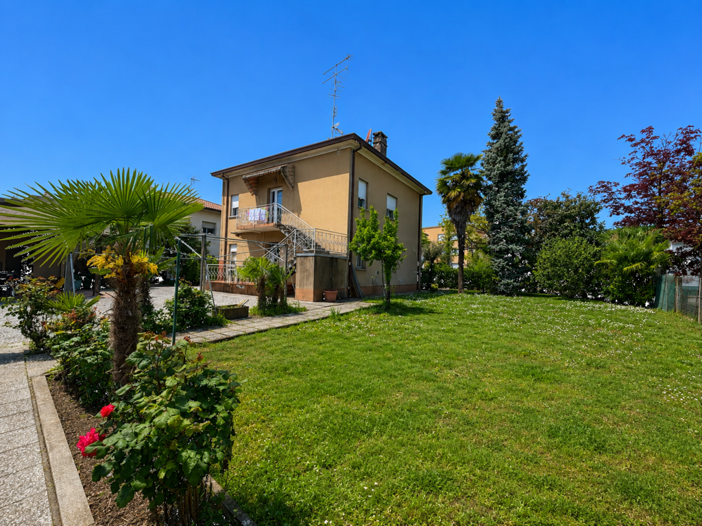 Casa singola con possibilità di 2 unità indipendenti in Viale della Libertà a Pordenone 1