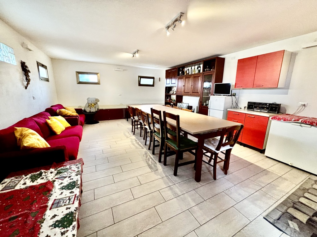 Porzione di bifamiliare di ampie dimensioni con scoperto e accessori a Azzano Decimo 29