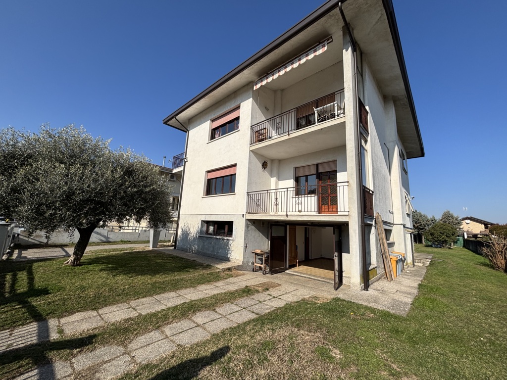 CASA SINGOLA DIVISA IN DUE APPARTAMENTI TRICAMERE a Fiume Veneto 1