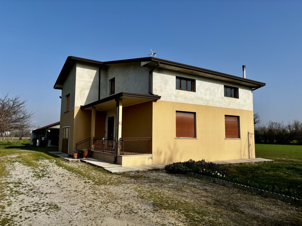 Casa singola immersa nel verde con 1.000 mq di giardino e possibilità di altri 5.000 mq di terreno a Fiume Veneto 2