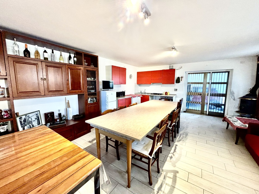 Porzione di bifamiliare di ampie dimensioni con scoperto e accessori a Azzano Decimo 28