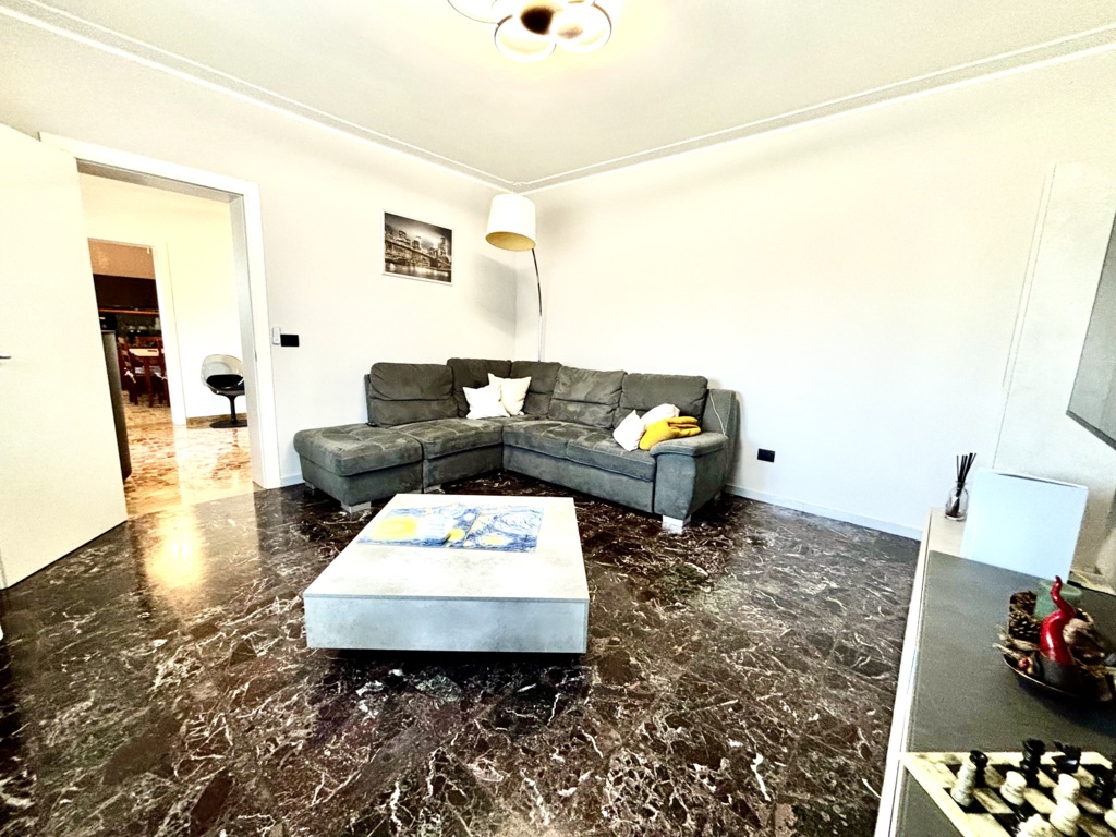 Porzione di bifamiliare di ampie dimensioni con scoperto e accessori a Azzano Decimo 3