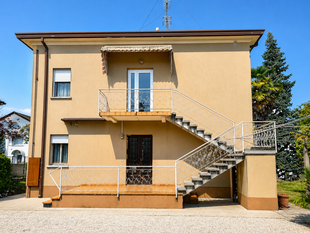 Casa singola con possibilità di 2 unità indipendenti in Viale della Libertà a Pordenone 3