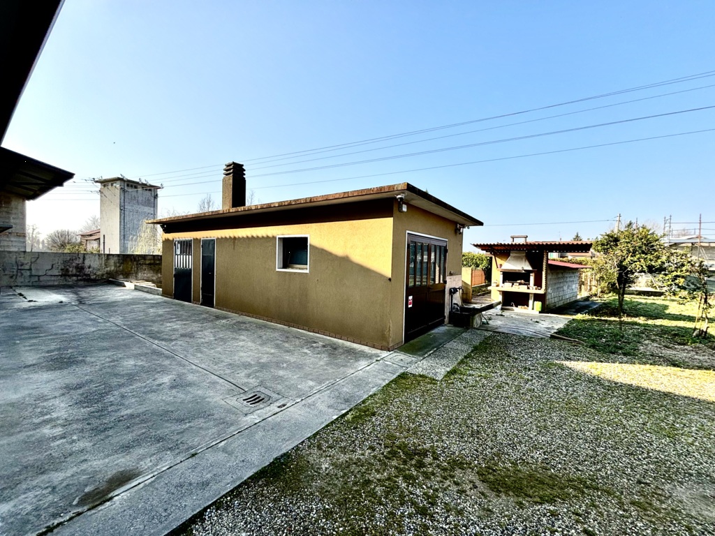 Porzione di bifamiliare di ampie dimensioni con scoperto e accessori a Azzano Decimo 36