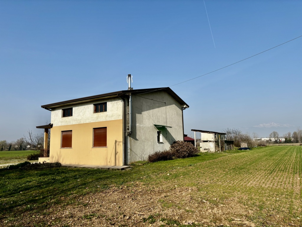 Casa singola immersa nel verde con 1.000 mq di giardino e possibilità di altri 5.000 mq di terreno a Fiume Veneto 4