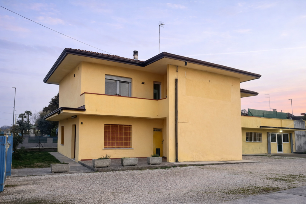 VILLETTA INDIPENDENTE CON AMPI SPAZI E LABORATORIO A FIUME VENETO a Fiume Veneto 1