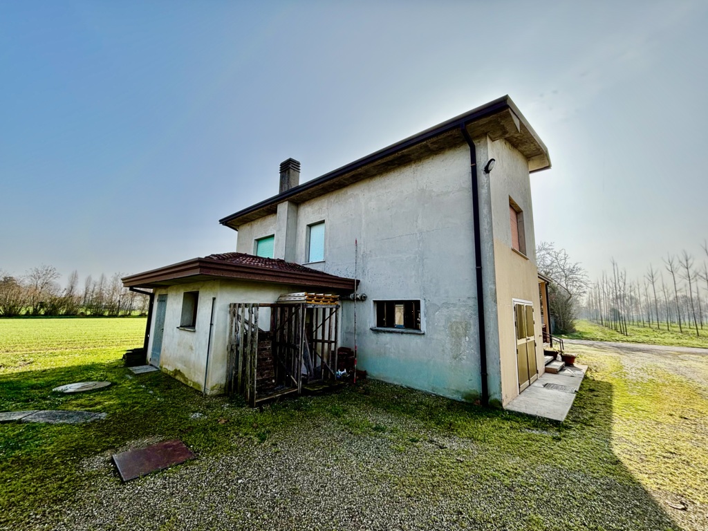 Casa singola immersa nel verde con 1.000 mq di giardino e possibilità di altri 5.000 mq di terreno a Fiume Veneto 3