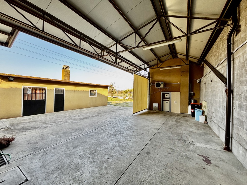 Porzione di bifamiliare di ampie dimensioni con scoperto e accessori a Azzano Decimo 32