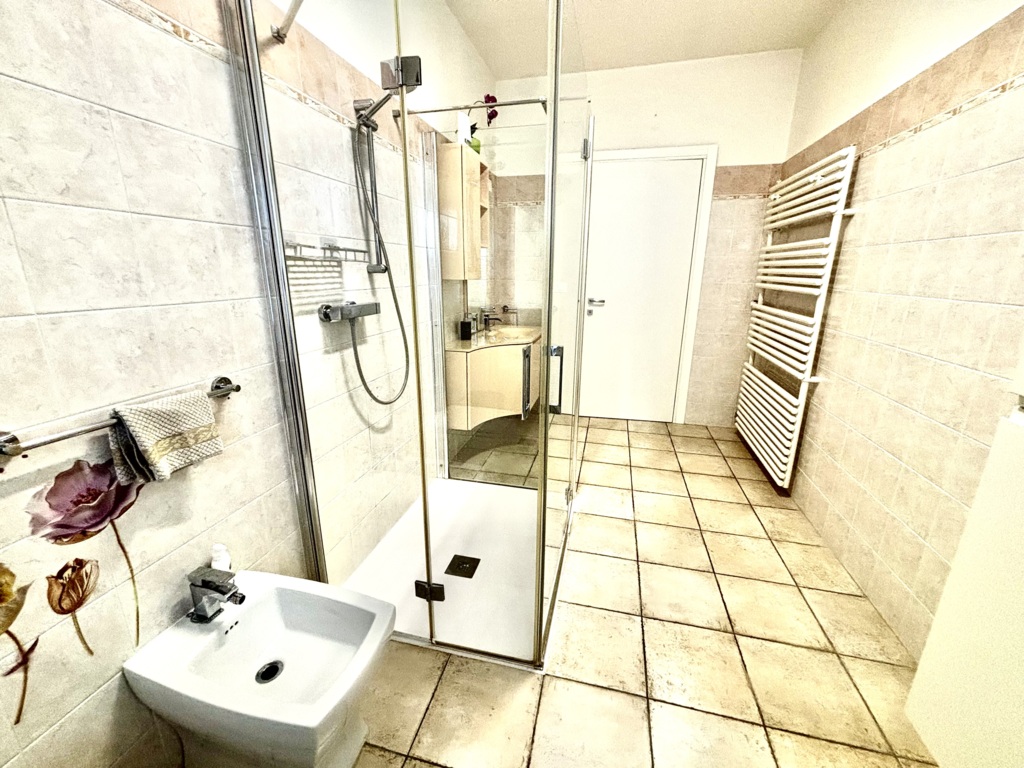 Porzione di bifamiliare di ampie dimensioni con scoperto e accessori a Azzano Decimo 25