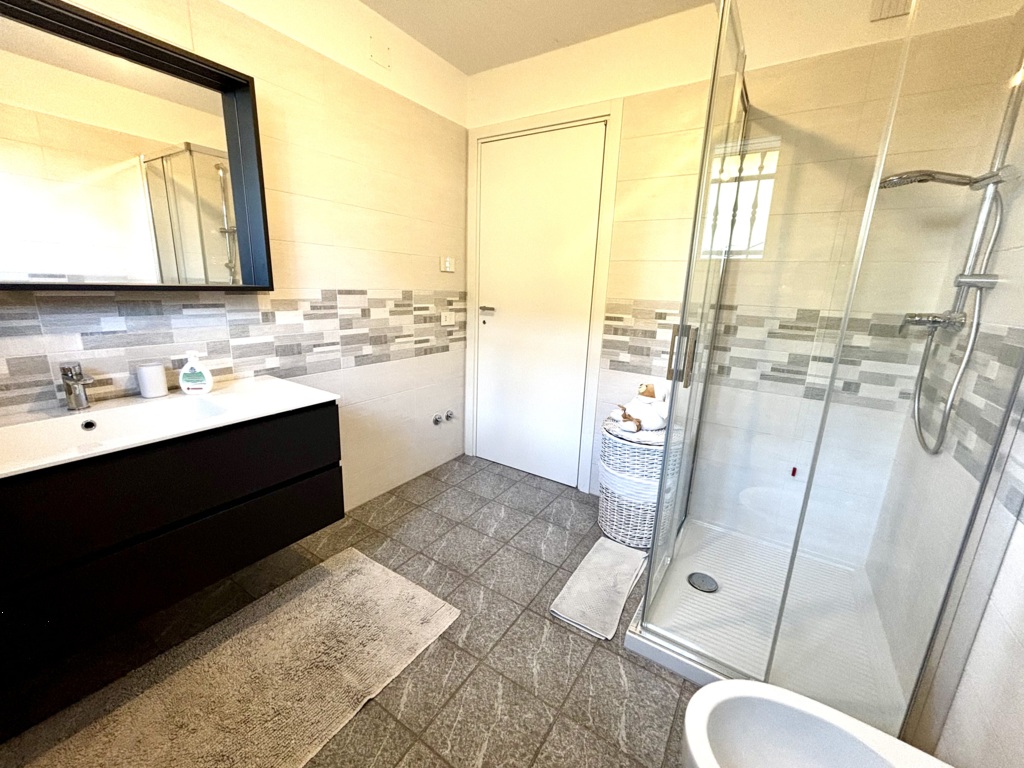 MERAVIGLIOSA VILLA SINGOLA COMPLETAMENTE RISTRUTTURATA a Pravisdomini 24