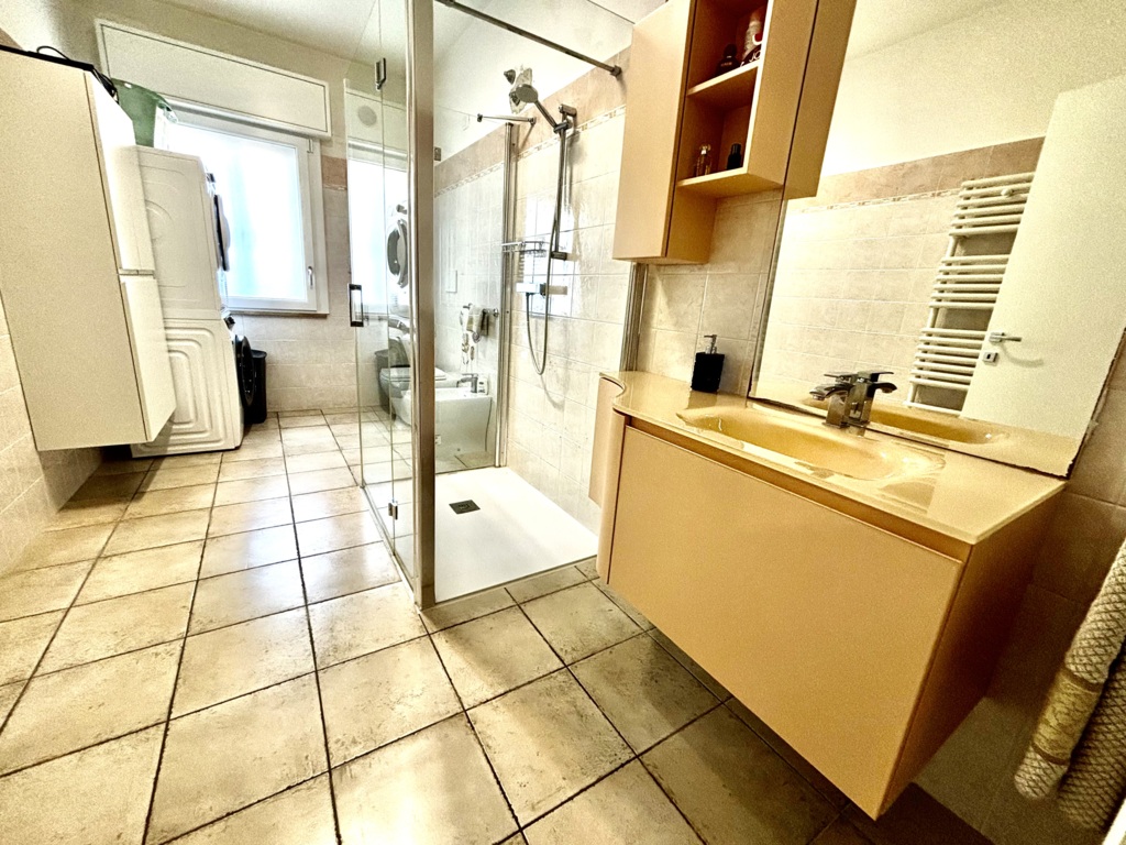 Porzione di bifamiliare di ampie dimensioni con scoperto e accessori a Azzano Decimo 9