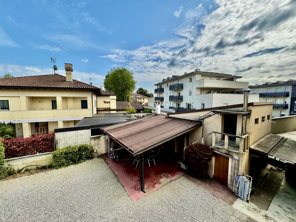 Casa singola con possibilità di 2 unità indipendenti in Viale della Libertà a Pordenone 28