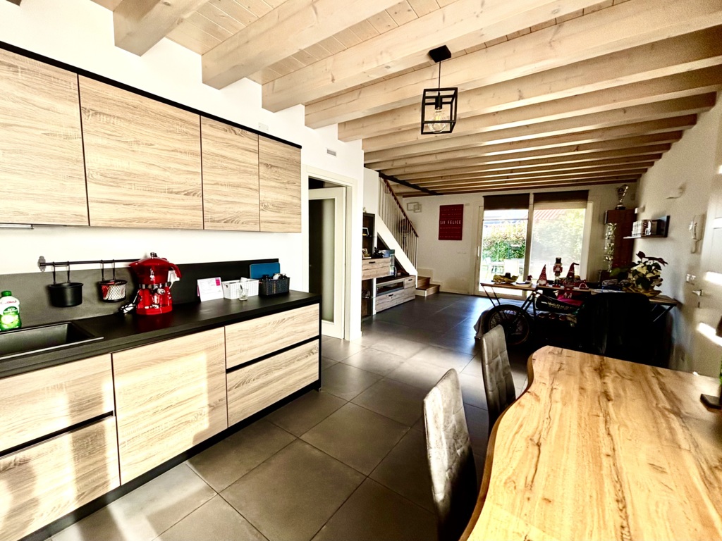 RECENTE BIFAMILIARE SEPARATA DAI POSTI AUTO a Azzano Decimo 10